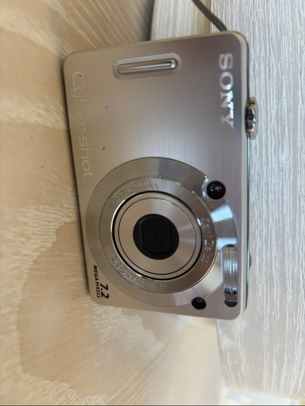 Sony Compact Point-and-Shoot Camera in Silver - Picture 4 of 14